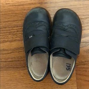 Wingtip Velcro navy dress shoe